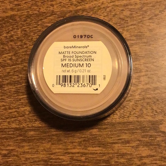 bareMinerals Matte Foundation Broad Spectrum SPF15. Medium 10 - Picture 2 of 3